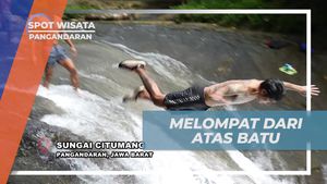 Bermain Gaya Melompat dari Batu di Sungai Citumang, Pangandaran