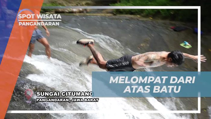 Bermain Gaya Melompat dari Batu di Sungai Citumang, Pangandaran