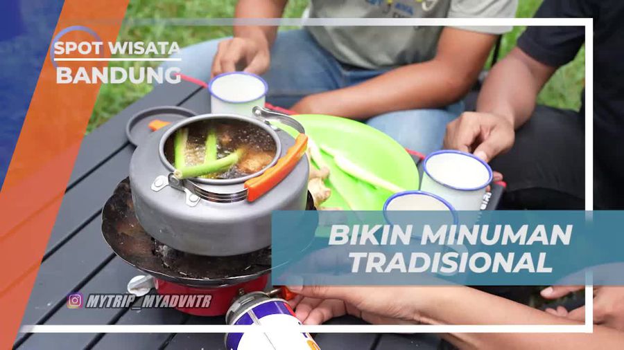 Membuat Minuman Tradisional Hangat di Bandung
