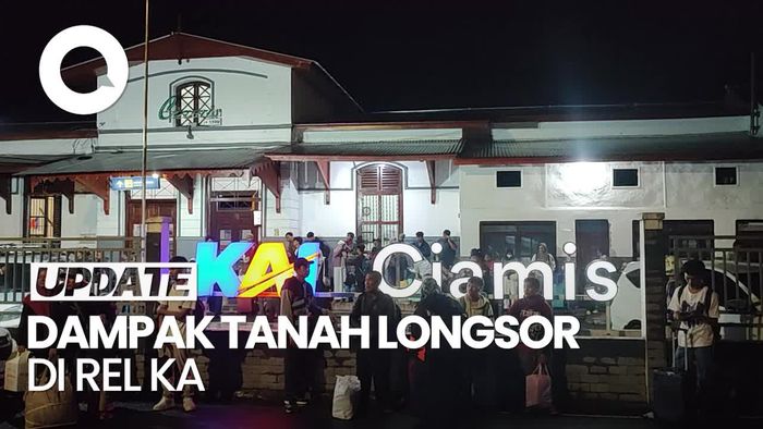 Video: Tanah Longsor di Jalur KA, Ratusan Penumpang Padati Stasiun Ciamis