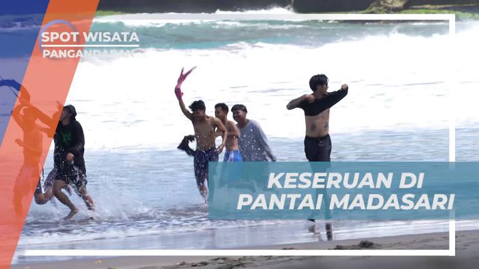 Bergembira dan Bermain di Pantai Madasari Bersama Warga Setempat di Pangandaran