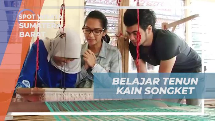 Belajar Menenun Kain Songket di Rumah Tenun, Sumatera Barat     