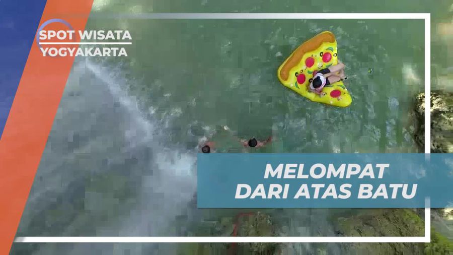  Melompat Gembira dari Atas Batu di Air Terjun Randusari, Yogyakarta