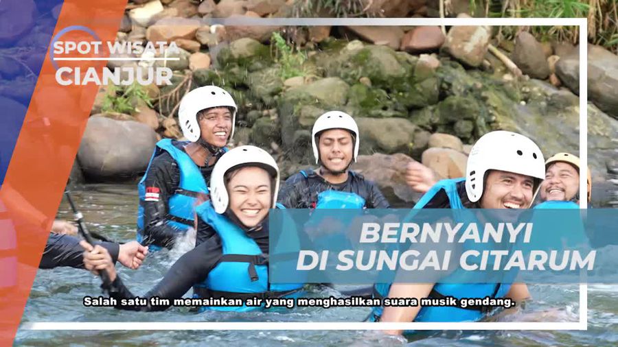 Menghibur Diri dengan Bernyanyi di Sungai Citarum, Cianjur