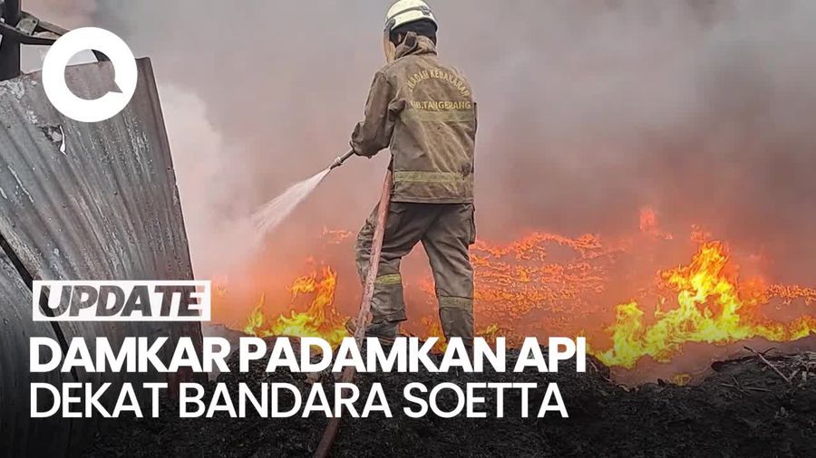 Video Damkar Masih Padamkan Api di Lapak Limbah Plastik Dekat Bandara Soetta