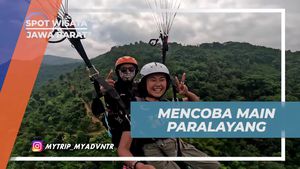 Terbang Tinggi dengan Paralayang di Bukit PasirGowong, Jawa Barat