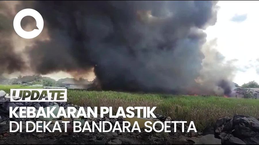 Video Kebakaran di Dekat Bandara Soetta, Asap Hitam Membubung Tinggi