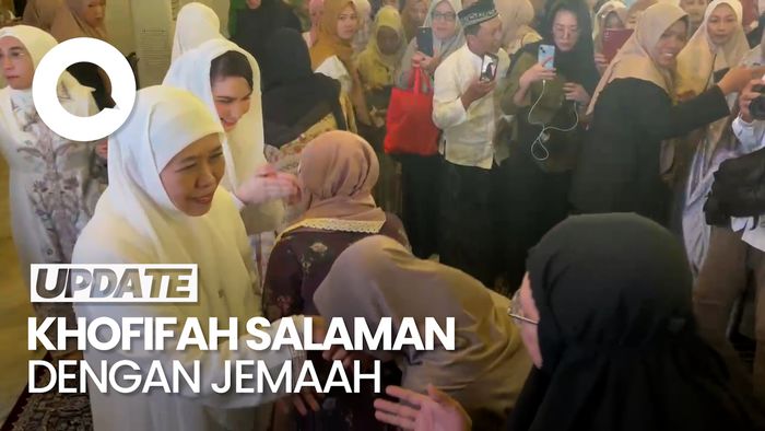 Video: Momen Jemaah Antre Salaman dengan Khofifah Usai Salat Id