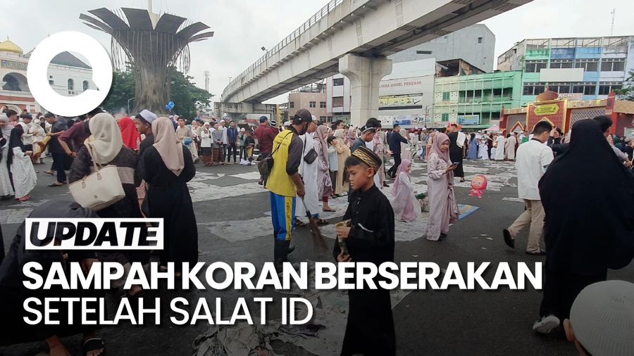 Video: Sampah Koran Berserakan Dekat Jembatan Ampera Setelah Salat Id Digelar