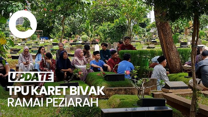 Video: TPU Karet Bivak Ramai Peziarah, Penjual Bunga-Air Mawar Raup Untung