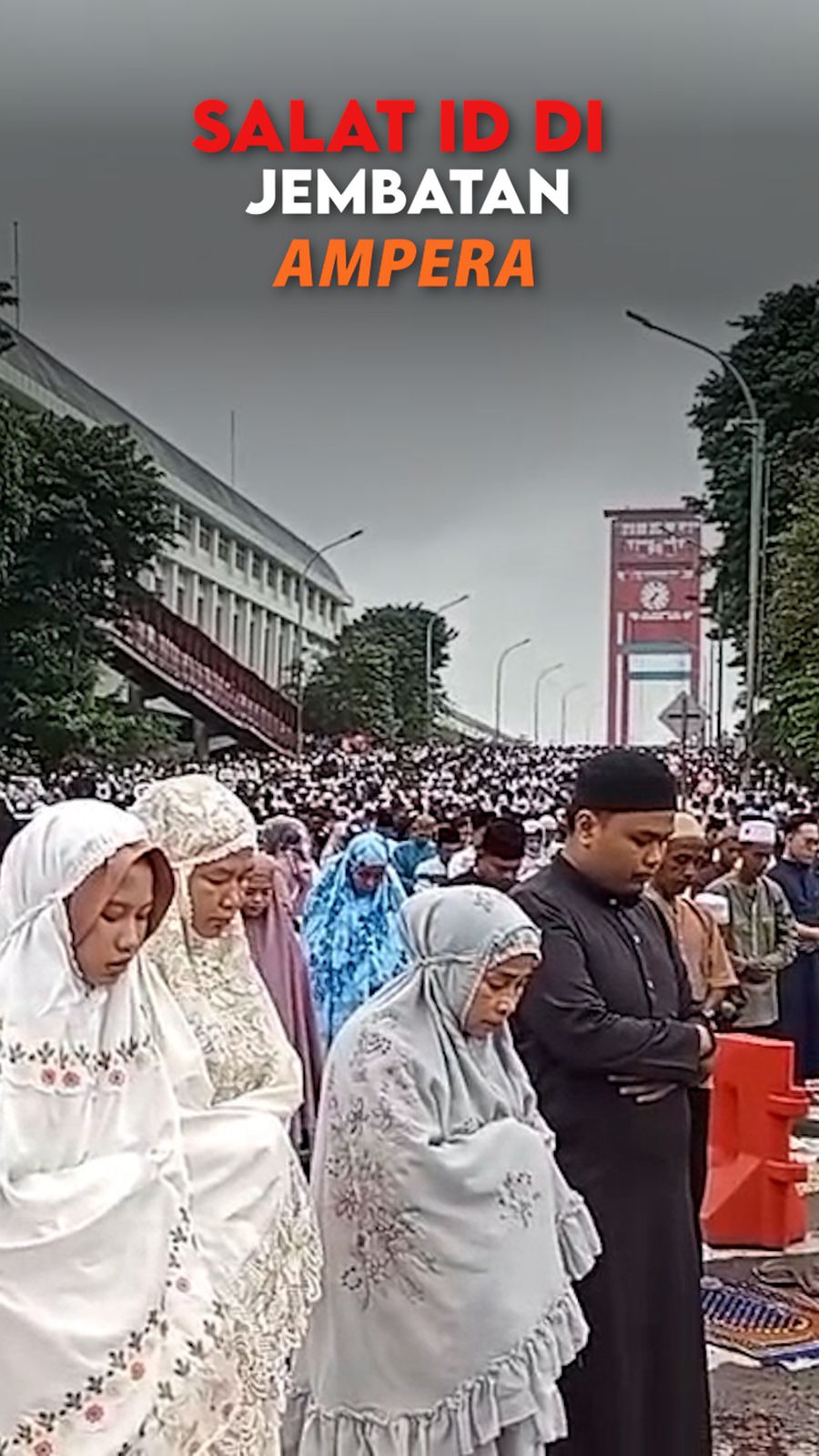 Video Jembatan Ampera Dipenuhi Warga untuk Salat Idul Fitri