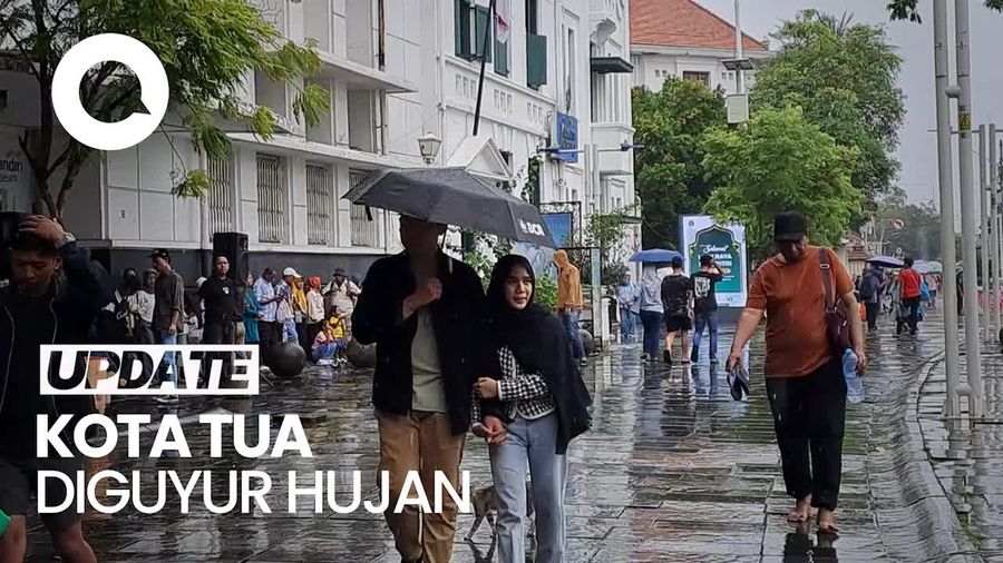 Video Kota Tua Diguyur Hujan di H+1 Lebaran, Wisatawan: Dinikmati Aja