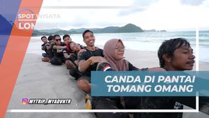 Bersenda Gurau di Pinggir Pantai Tomang Omang, Lombok