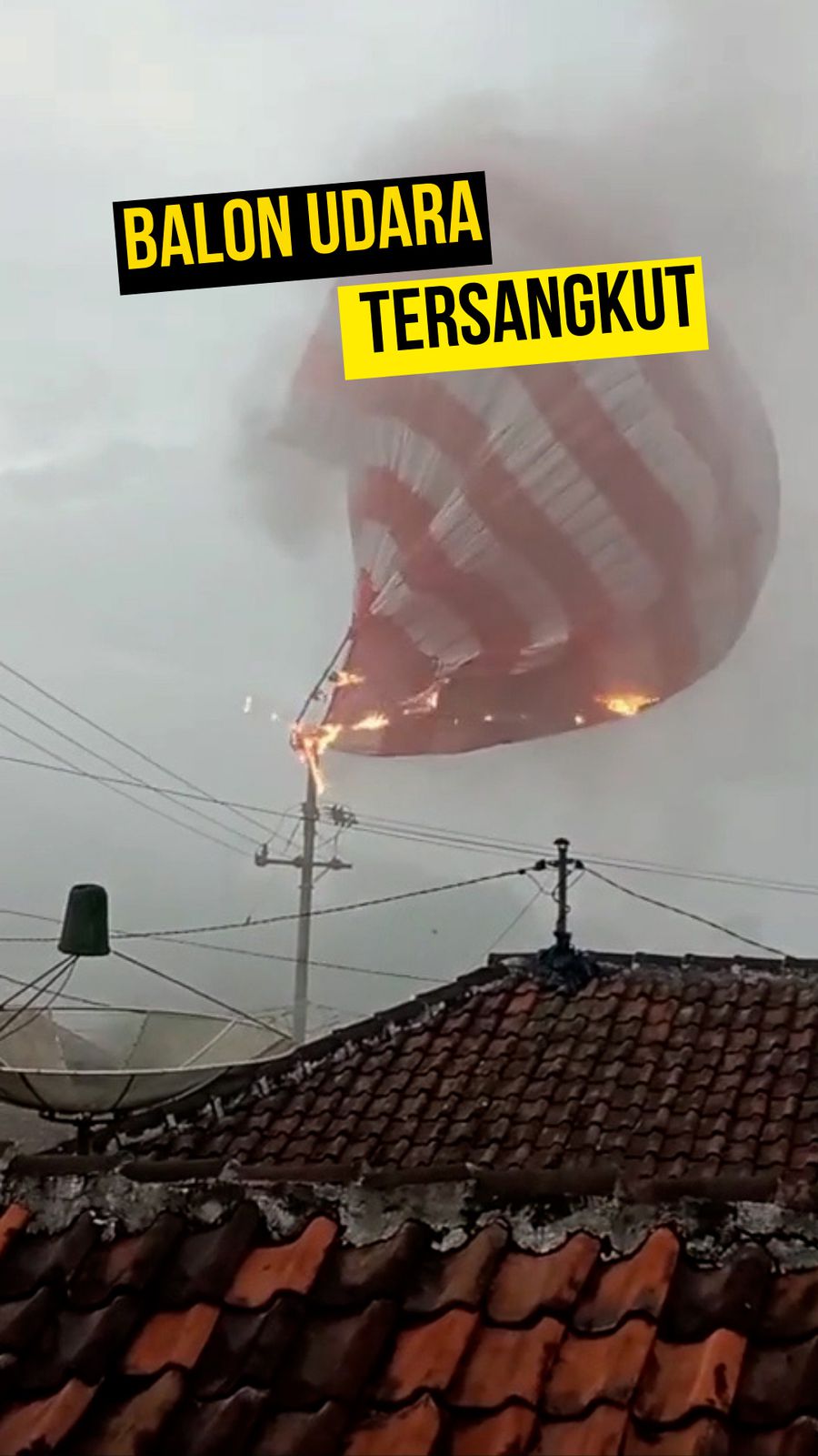 Video: Detik-detik Balon Udara Nyangkut di Tiang Listrik, Warga Panik