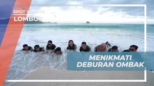 Menikmati Sensasi Deburan Ombak, Lombok