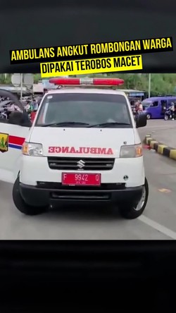 Video: Ambulans Kepergok Angkut Rombongan Warga saat Terobos Macet di Sukabumi