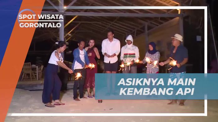 Membakar Kembang Api untuk Meriahkan Malam di Gorontalo