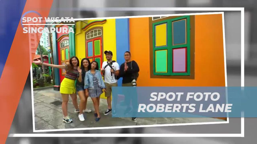Berpose Ceria di Roberts Lane yang Warna-Warni di Singapura