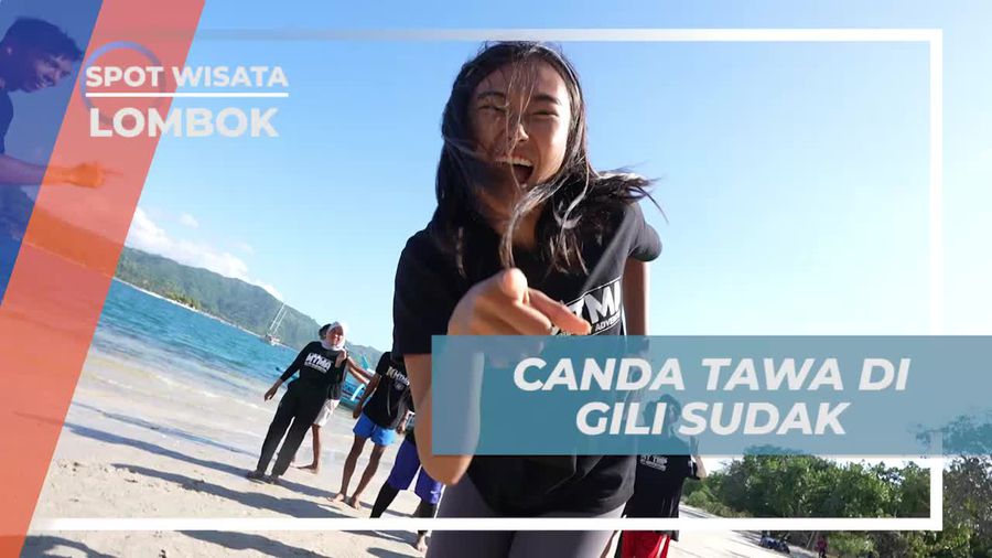 Bernyanyi dan Berjoget di Tepian Pantai Gili Sudak, Lombok