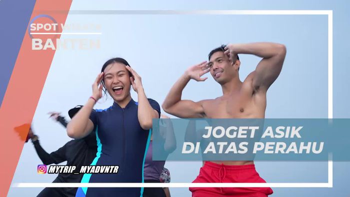 Bergembira Joget di Atas Perahu di Pulau Liwungan, Banten