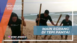 Bermain Egrang di Tepi Pantai Watu Kodok, Yogyakarta