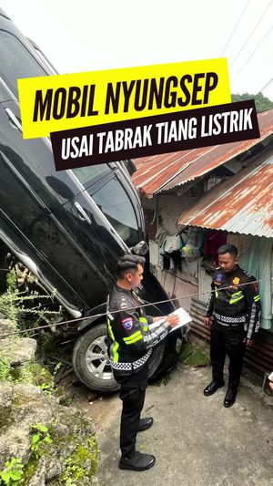 Video: Mobil Pajero Nyungsep Usai Tabrak Tiang Listrik di Gorontalo 