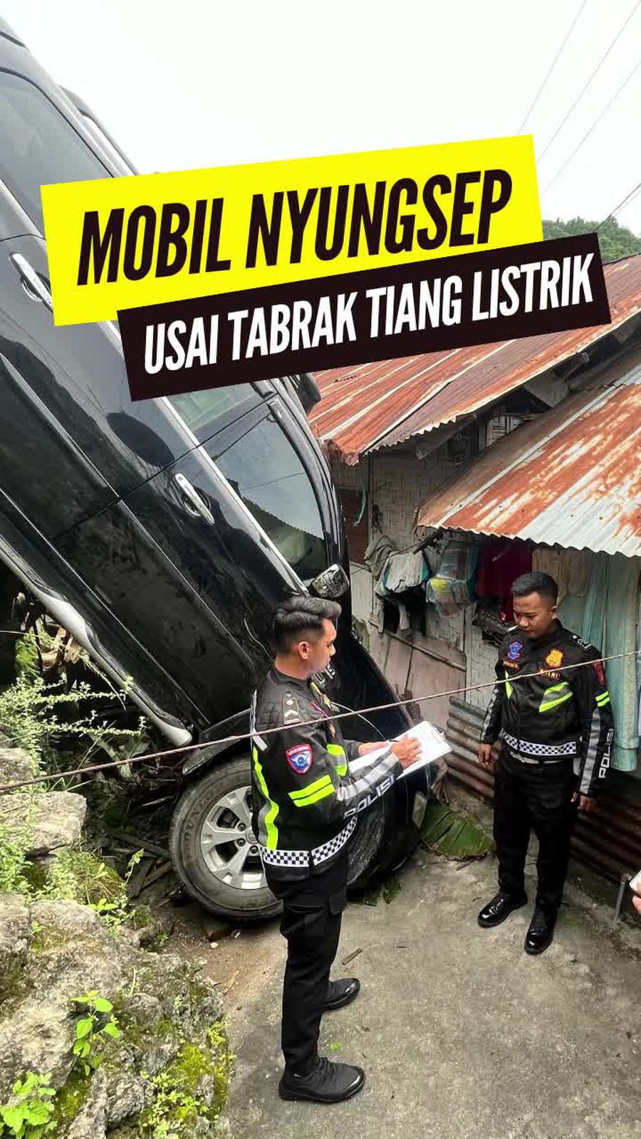 Video: Mobil Pajero Nyungsep Usai Tabrak Tiang Listrik di Gorontalo 