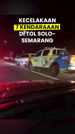 Video: 7 Kendaraaan Terlibat Kecelakaan Beruntun saat One Way di Tol Solo-Semarang