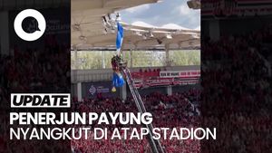 Video Momen Penerjun Payung Nyangkut di Atap Stadion, Damkar Turun Tangan