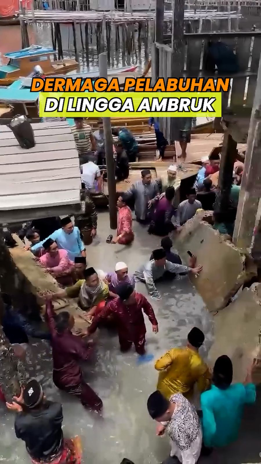 Video Dermaga Pelabuhan di Lingga Ambruk, Belasan Orang Jatuh ke Laut