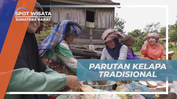 Antusiasme Memarut Kelapa dengan Alat Tradisional di Nagari Tuo Pariangan