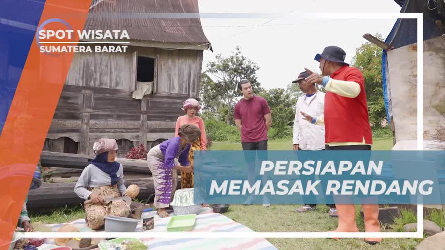 Siapkan Bahan Masakan Rendang Bersama Warga Desa Nagari Tuo Pariangan