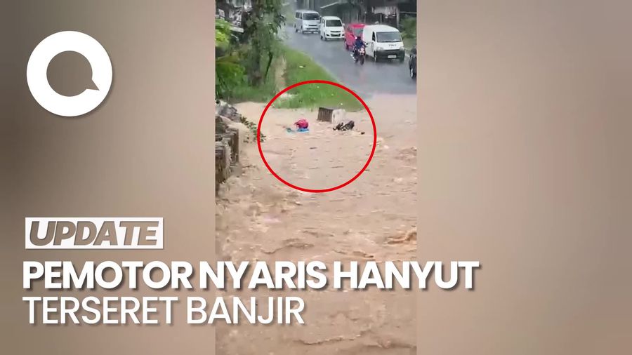 Video Pemotor Nyaris Hanyut gegara Banjir di Bandar Lampung
