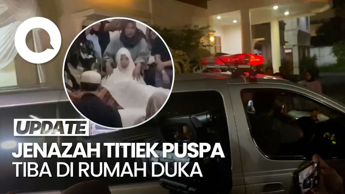 Video Momen Jenazah Titiek Puspa Tiba di Rumah Duka