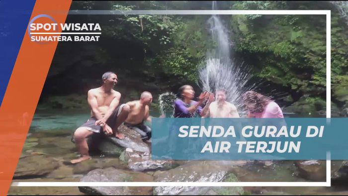 Bersenda Gurau di Pinggir Air Terjun Proklamator yang Menyegarkan di Sumatera Barat