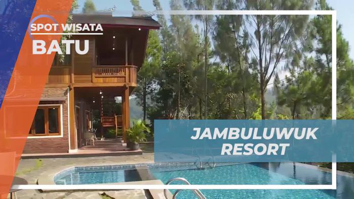 Berenang Pagi Menyegarkan di Jambuluwuk Resort yang Asri di Batu