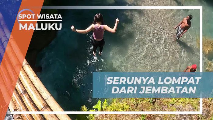Meloncat Berani dari Jembatan Bambu di Maluku