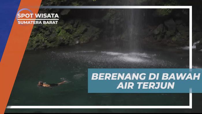 Berenang dan Bermain Air di Bawah Air Terjun Proklamator yang Menakjubkan di Sumatera Barat