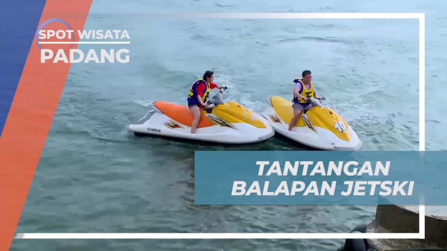 Bersaing dalam Balapan Jetski di Pantai Carocok, Padang