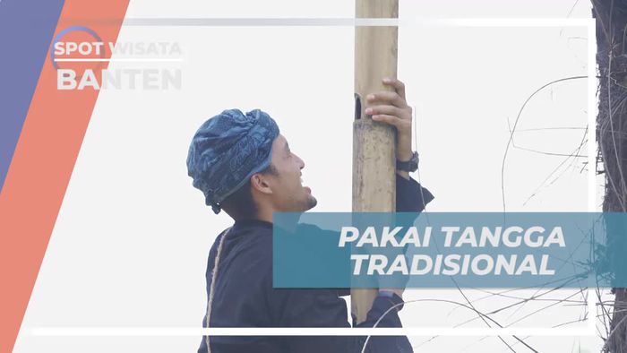 Pelajari Cara Menggunakan Tangga Tradisional untuk Mengambil Air Nira, Banten