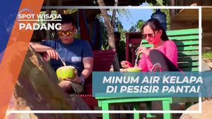 Segarkan Diri dengan Air Kelapa di Pesisir Pantai Padang