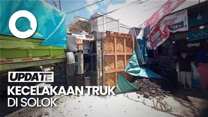 Video: CCTV Truk Oleng Tabrak Rumah hingga Konter HP di Solok