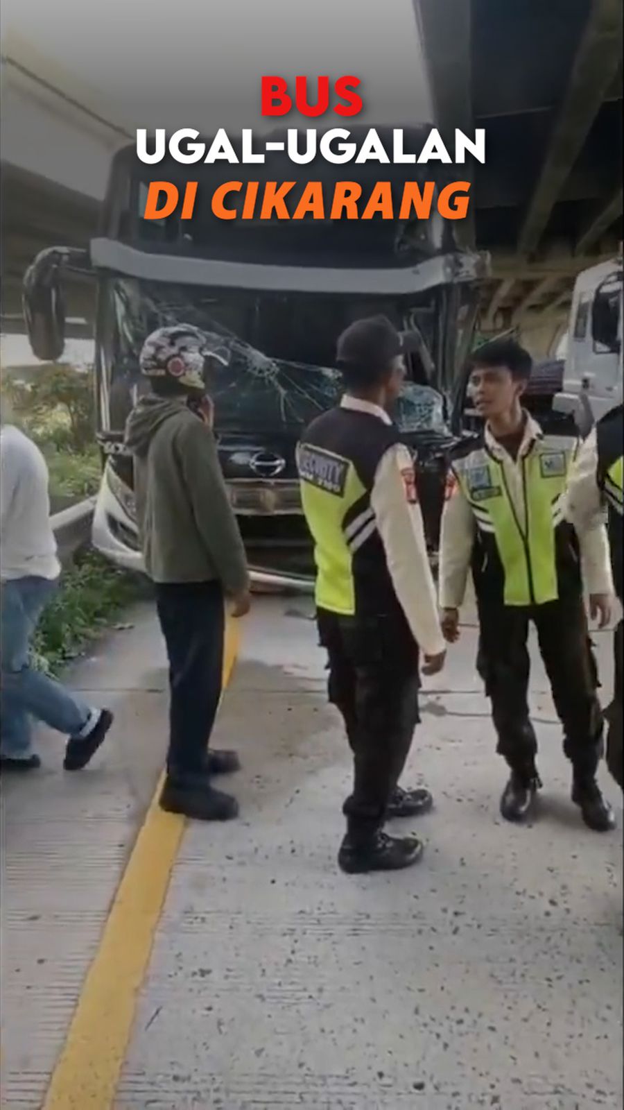 Video: Momen Menegangkan Bus Ugal-ugalan Tabrak Mobil dan Motor di Cikarang
