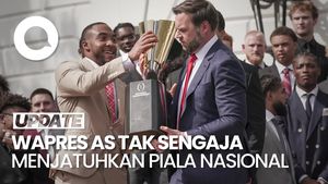 Video: Momen Wapres AS JD Vance Menjatuhkan Piala Nasional American Football