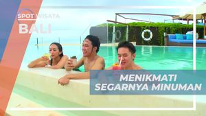 Menikmati Segarnya Minuman Sambil Berenang di The Edge, Bali