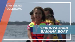 Bersuka ria di Atas Banana Boat di Pantai Labuan Pade, Sumbawa