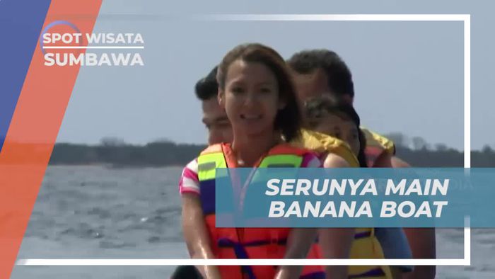 Bersuka ria di Atas Banana Boat di Pantai Labuan Pade, Sumbawa