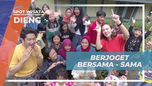 Berjoget Ceria di Hari Cerah Bersama di Dieng