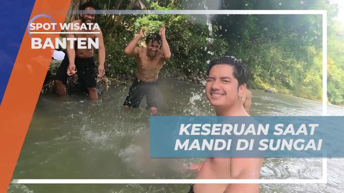 Bergembira Mandi di Aliran Sungai Banten Bersama Warga Suku Baduy