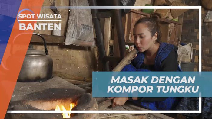 Masak Menggunakan Kompor Tungku Tradisional di Banten Bersama Suku Baduy